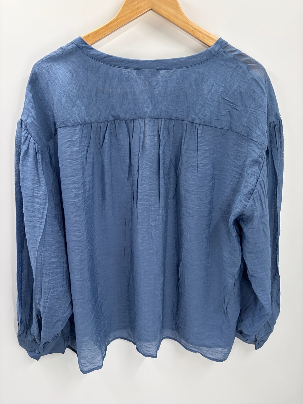 Vince Camuto NWT Steel Blue Rumple Woven Split-Neck Top Blouse - Size L - Picture 4 of 9